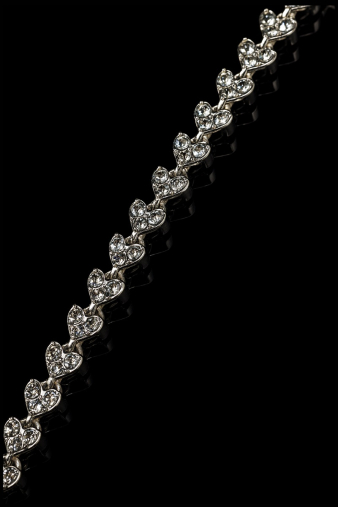 Γυναικείο μεταλλικό βραχιόλι Shine Touch Bracelet με εκλεπτυσμένη αισθητική και διακριτική πολυτέλεια