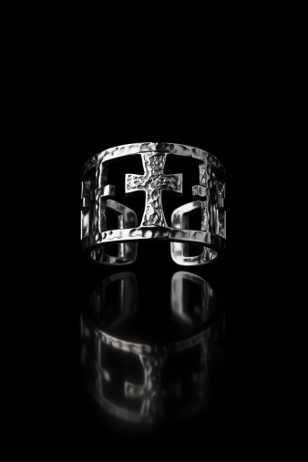 Γυναικείο ασημένιο δαχτυλίδι 925 Cross Armor Ring με σχέδιο σταυρού και πλατιά εντυπωσιακή βάση