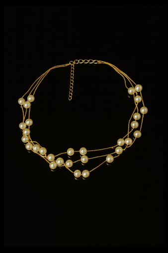 Γυναικείο κολιέ Pearl Flow με πολλαπλές μεταλλικές αλυσίδες και λευκές πέρλες, ένα εντυπωσιακό κόσμημα που προσθέτει όγκο και κλασική κομψότητα σε κάθε statement εμφάνιση.