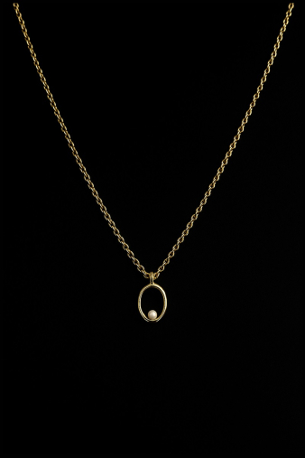 Minimal χρυσό μενταγιόν Golden Pearl Embrace με λευκή πέρλα και λεπτή αλυσίδα, ένα διαχρονικό κόσμημα που συνδυάζει την παραδοσιακή ομορφιά των μαργαριταριών με το σύγχρονο design.