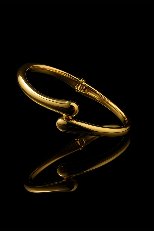 Γυναικείο βραχιόλι Flow Gold με ρευστό, οργανικό σχεδιασμό σε χρυσή απόχρωση που αγκαλιάζει απαλά τον καρπό, προσδίδοντας μια αίσθηση συνεχούς κίνησης και λάμψης.